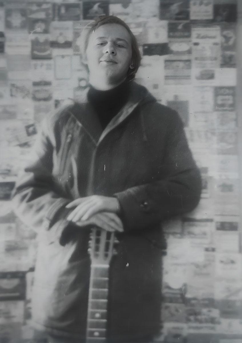 Это я. Портрет на фоне винных этикеток.