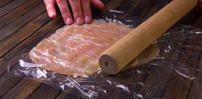 Как из обычной куриной грудки сделать яркое блюдо для всей семьи: пошаговый рецепт рулетиков «Кордон Блю»