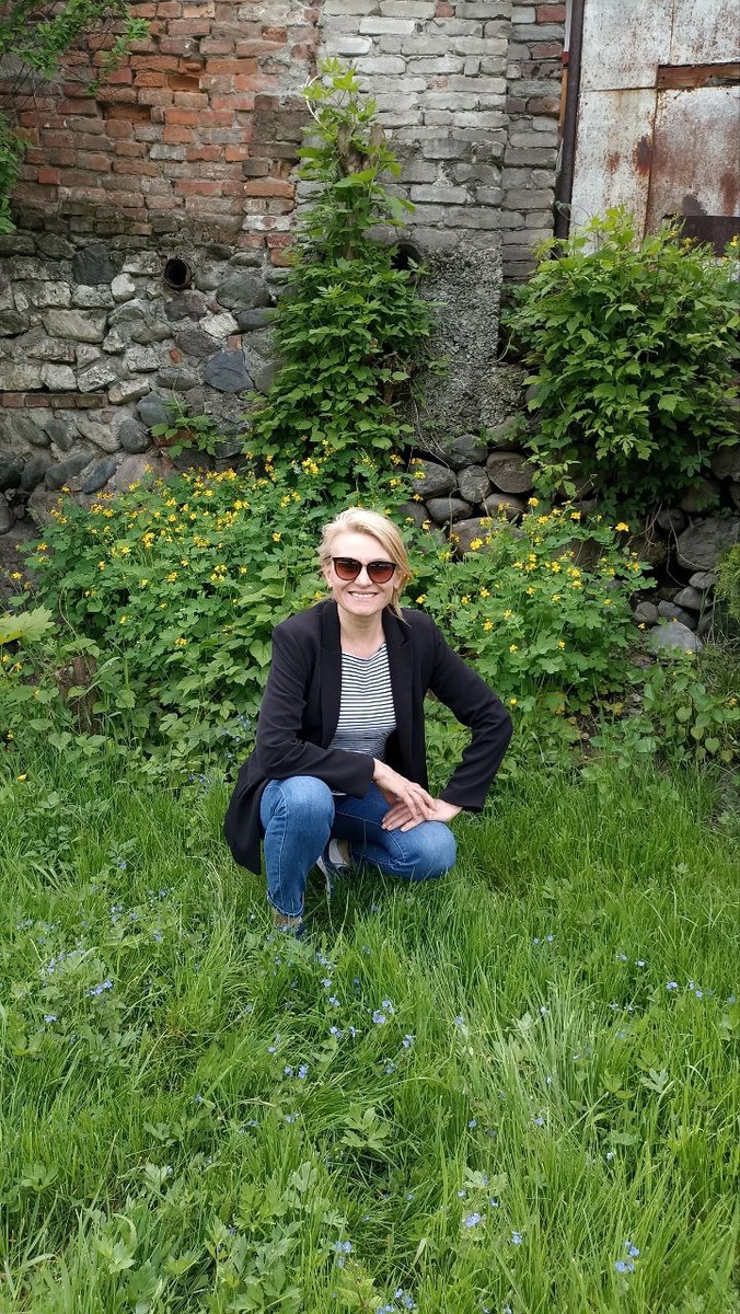 Не каждая женщина в 60+ сядет в такой позе. Я в 45 лет не могла, а сейчас легко! 