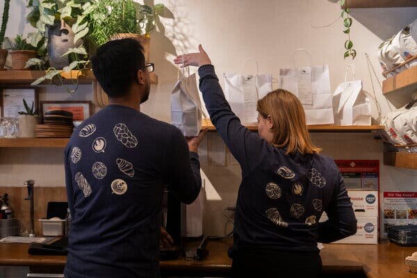 Оформление заказов на доставку в Thea, пекарне и кафе в Форт-Грине, Бруклин.