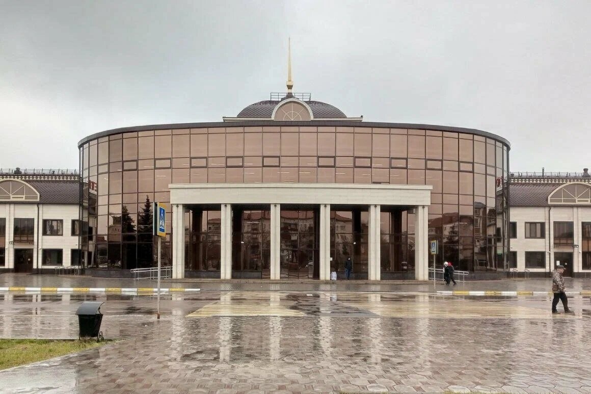 Железнодородный вокзал в Петропавловске. На поезде из Москвы нужно ехать больше двух суток, с пересадками в Омске, Самаре или Челябинске. Стоимость билетов в плацкартный вагон — от 9 до 12 тысяч рублей. Фото: noweekoff / Яндекс Карты