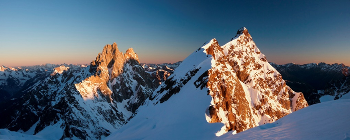 Гора Шхельда и пик Щуровского из под стены горы Чатынтау. Верхняя Ушба Грузия.
Фото с сайта https://risk.ru/blog/218365