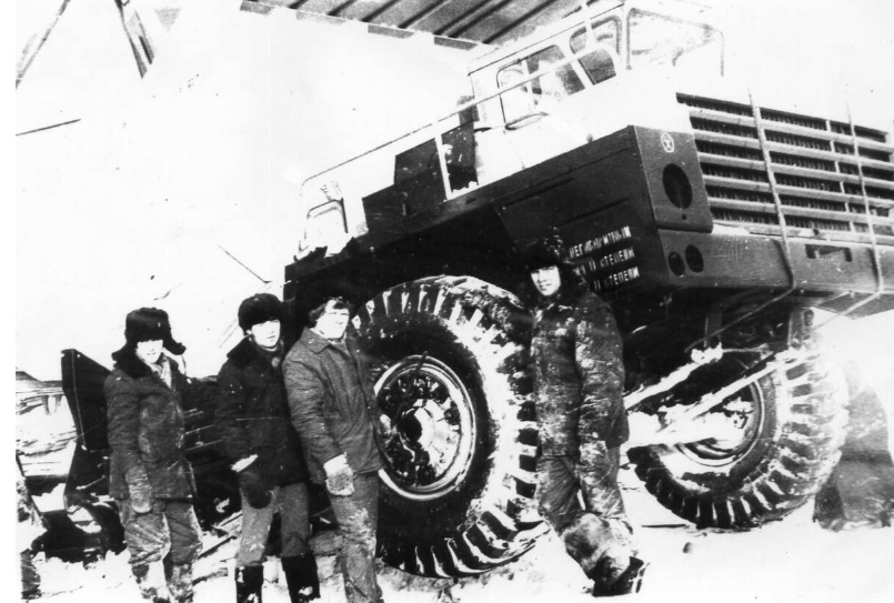 Фото автора. 80 годы двадцатого века. Сборка БелАЗ в славном городе Усть-Кут.