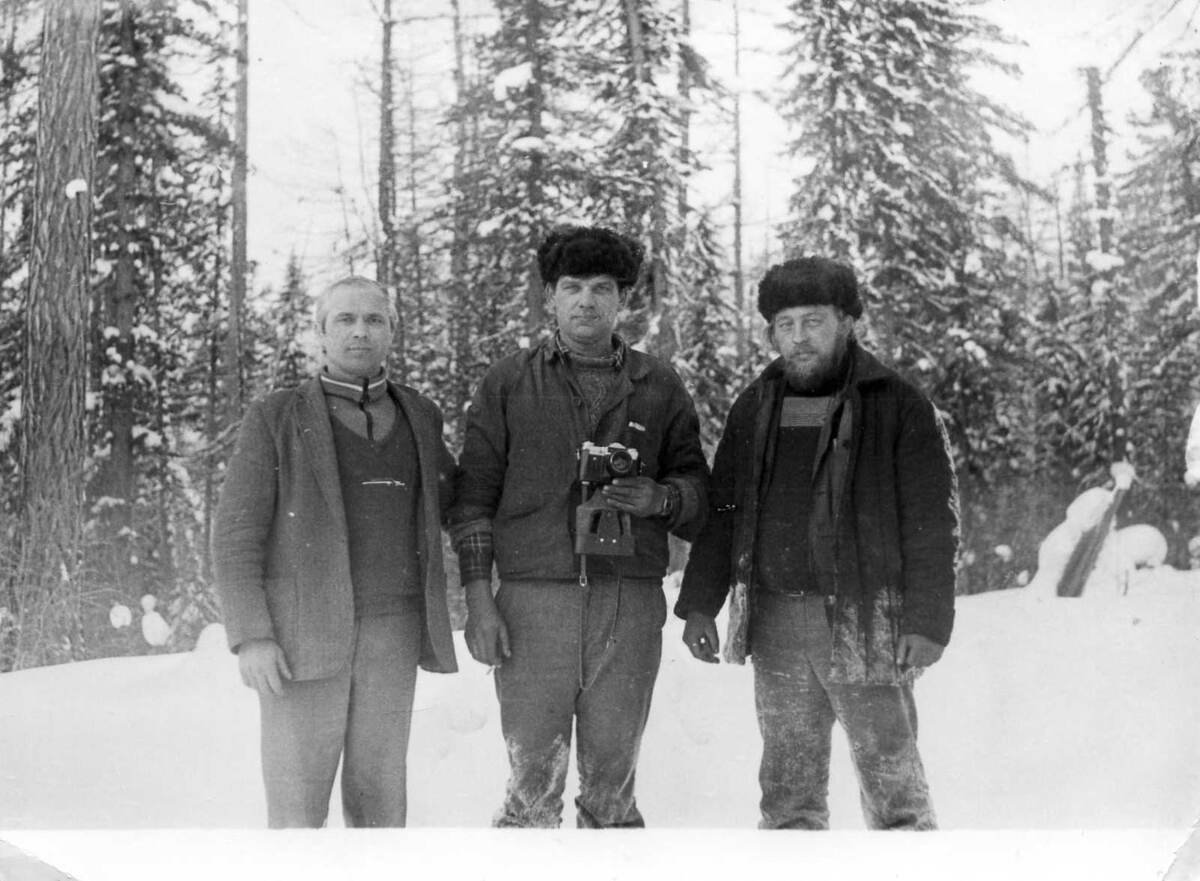 Фото автора. 80 годы двадцатого века. Зимник Уть-Кут – Мирный. Автор в центре. Справа Борис, слева водитель машины сопровождения УРАЛ–375, Пётр.