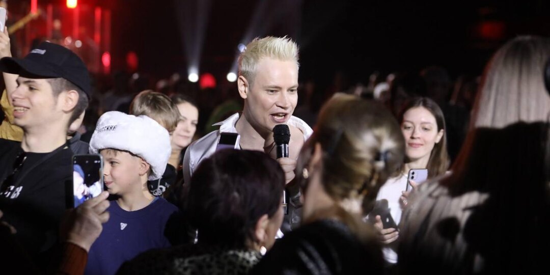 Микрофон в штанах и первая песня: в Новосибирске выступил SHAMAN. ФОТОРЕПОРТАЖ