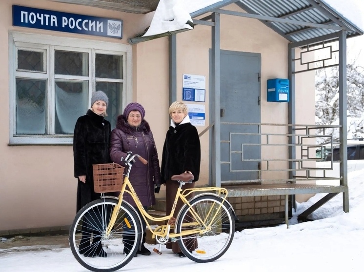 Почтальону из тверской глубинки спонсоры подарили велосипед