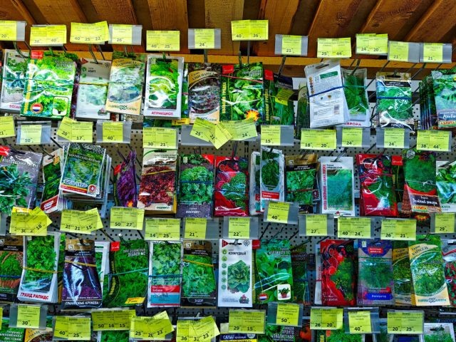 Картинка — это маркетинг, текст на обороте — реальность. Всегда сверяйте аппетитное фото с описанием сорта: вес и цвет плода в тексте могут сильно отличаться от того, что нарисовал дизайнер.  📷
