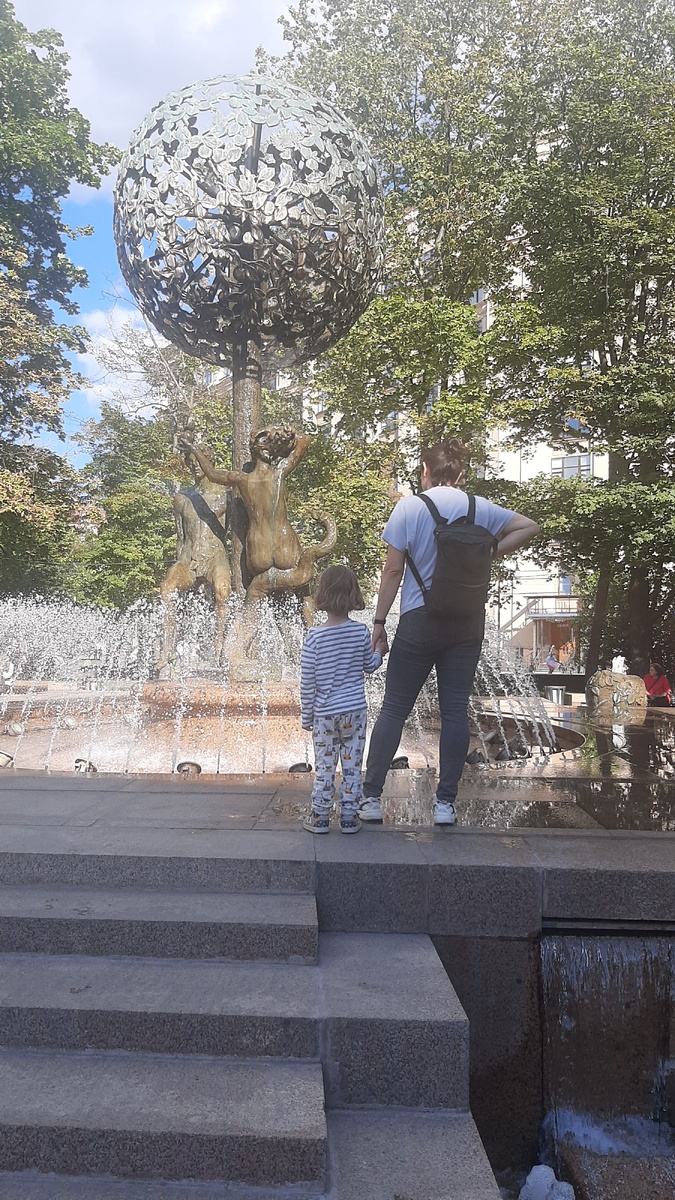 Фото автора: Россия, Москва, станция метро Новокузнецкая, Скульптура Адам и Ева. 