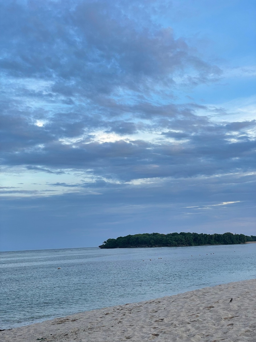 Океан дополняет атмосферу спокойствия.