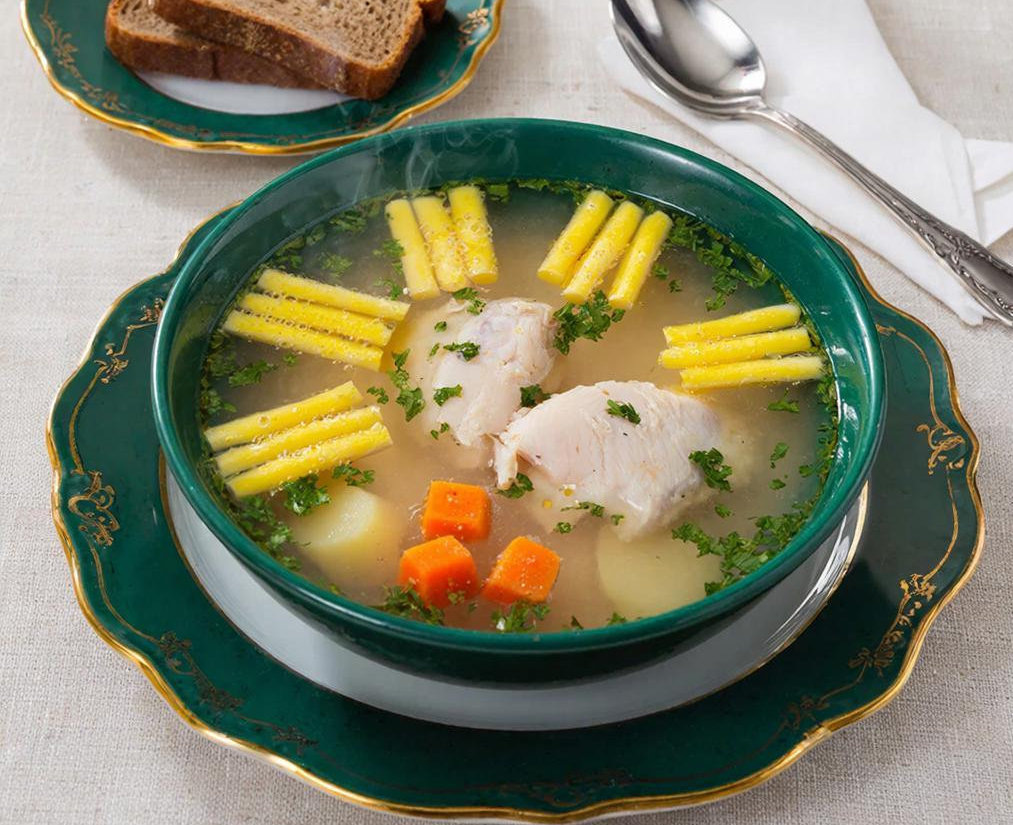 Куриный суп с яичной соломкой. Нежно, легко, оригинально!                       
«Создано с использованием искусственного интеллекта».