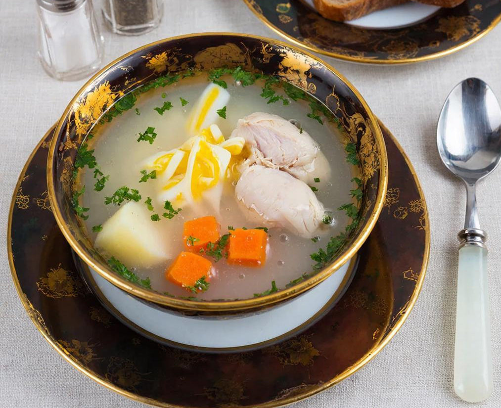 Устройте себе маленький празник - приготовьте куриный суп с яичной соломкой.             «Создано с использованием искусственного интеллекта».