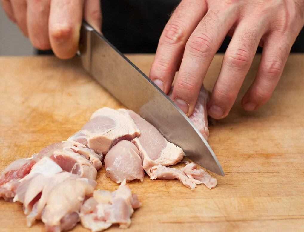 Резка куриного филе для супа.                                                                                                    «Создано с использованием искусственного интеллекта».