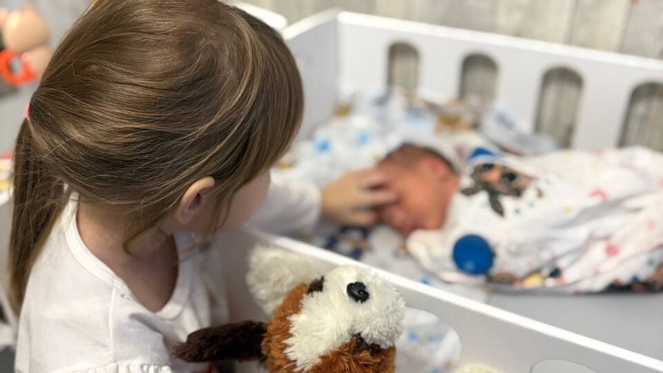 "Ты станешь самой важной": как я готовила трёхлетнюю дочь к появлению близняшек