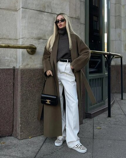    Такое пальто легко сочетать как с элегантными каблуками, так и с расслабленными кроссовками.соцсети @shepelevich