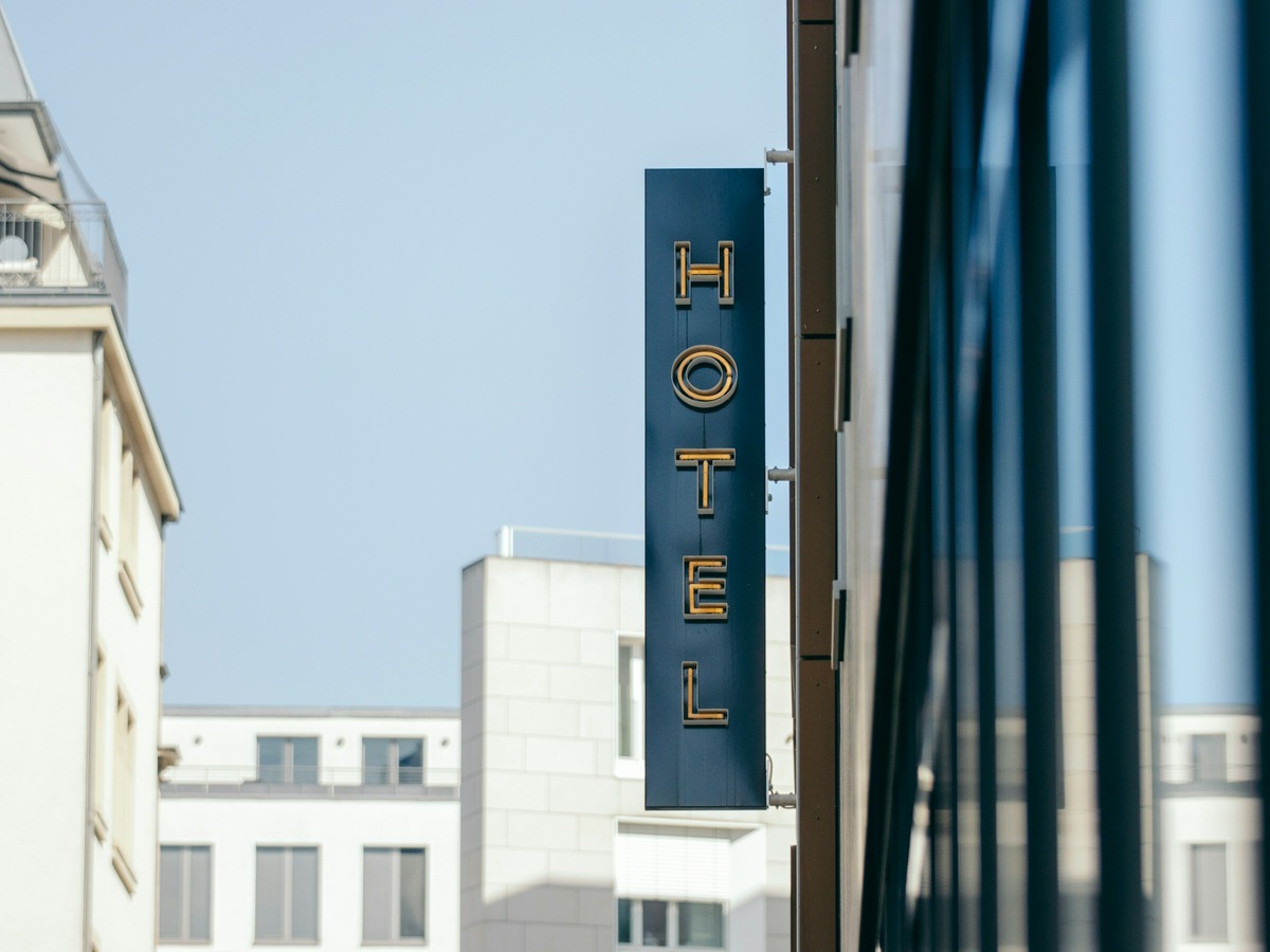 Больше не надо будет искать контакты отеля, чтобы уточнить условия проживания. Искусственный интеллект сделает это за пользователя. Фото: Loner Deer / Unsplash