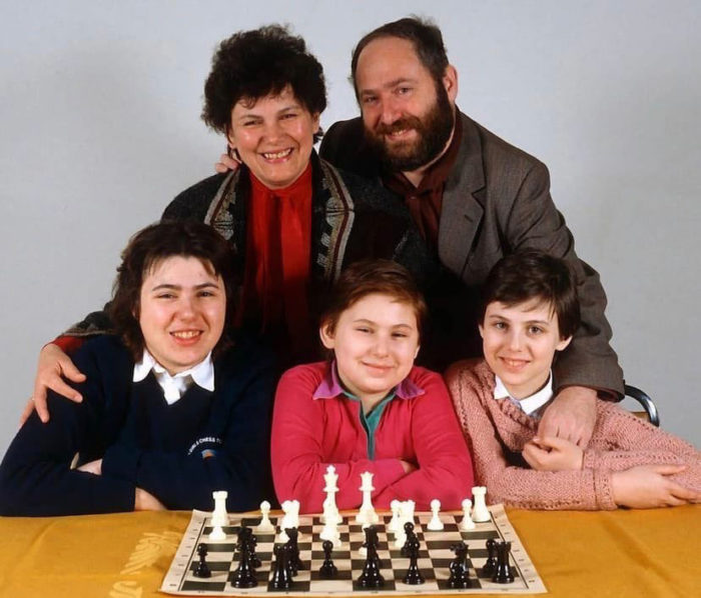 Клара и Ласло Полгар с дочерьми: Сьюзен, Юдит и Софией