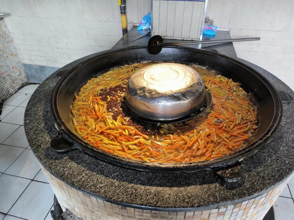 Один из малых казанов центра плова