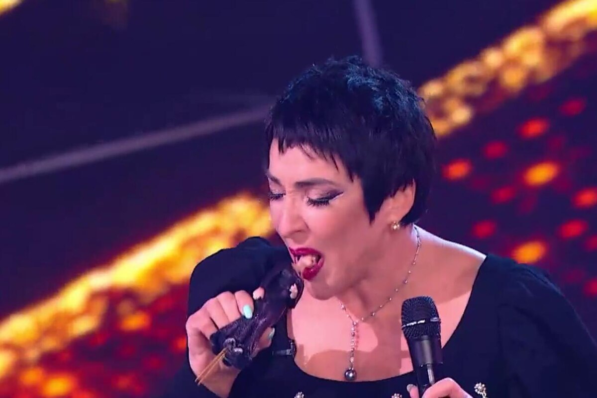 Не знаю зачем, но на фото певица, похожая на Лолиту, откусила микрофон. Фото Яндекс.Картинки. 