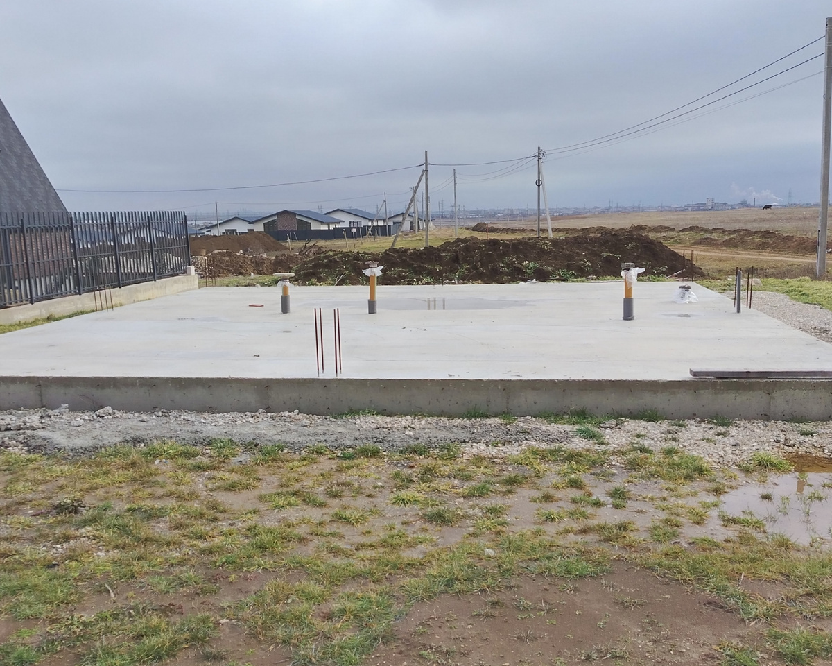 Фундамент для соседнего дома напротив. 