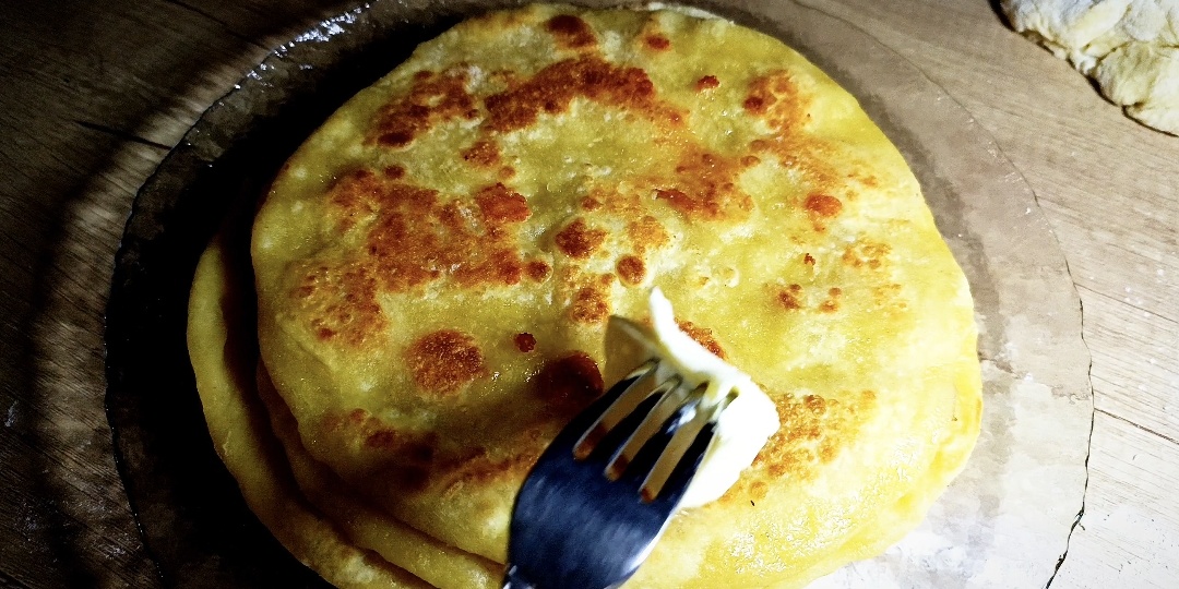 Ну очень вкусные лепёшки с сыром на сковороде