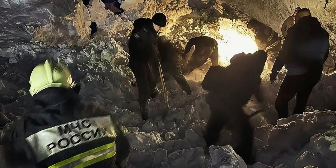 Подросток погиб при сходе снега с хоккейного корта в Югре