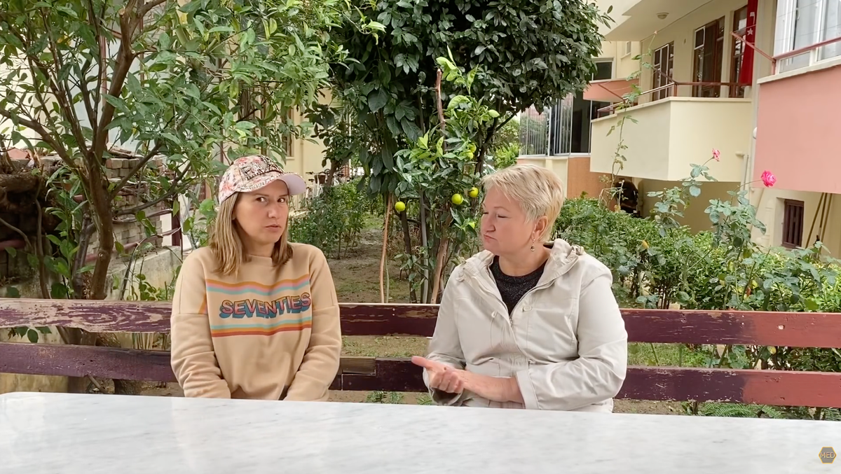 После выпуска про пенсионеров мне начали писать:
— Ну конечно, им проще, они вдвоём. — На двоих всегда легче. — А вот одной женщине слабо?
И вот — знакомьтесь. Алевтина. Переехала в Турцию одна. Без мужа, без “спонсоров”, без накоплений. Просто взяла и сделала.
Живёт в районе Аланья, в Махмутларе. 
И самое интересное — живёт только на пенсию.