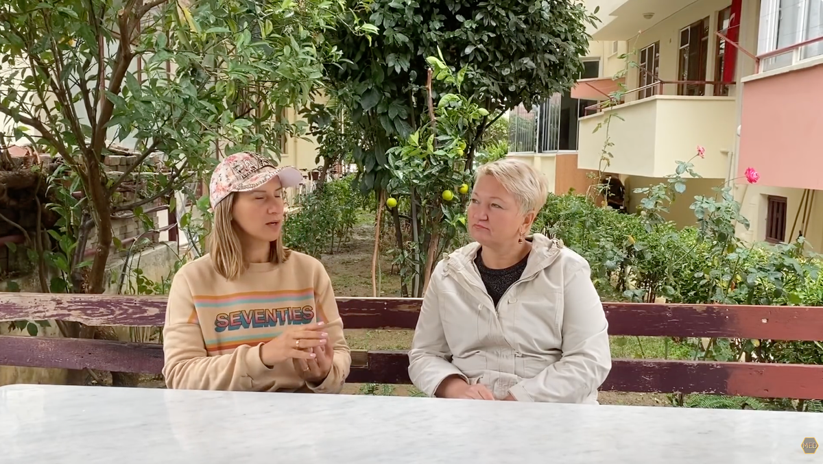 Почему Турция и почему именно Алания
Алевтина родом из Воркуты. Север. За Полярным кругом. 8–9 месяцев зима. Лета — полтора месяца от силы.
Солнца мало. Зелени почти нет. Море есть — но Карское. Холодное.
Она говорит просто:
«Нам, северянам, очень не хватает солнца и зелени».
Сначала приезжала отдыхать. Смотрела разные города. Но именно Алания её “зацепила”.
И в какой-то момент возник вопрос: А смогу ли я здесь жить постоянно?