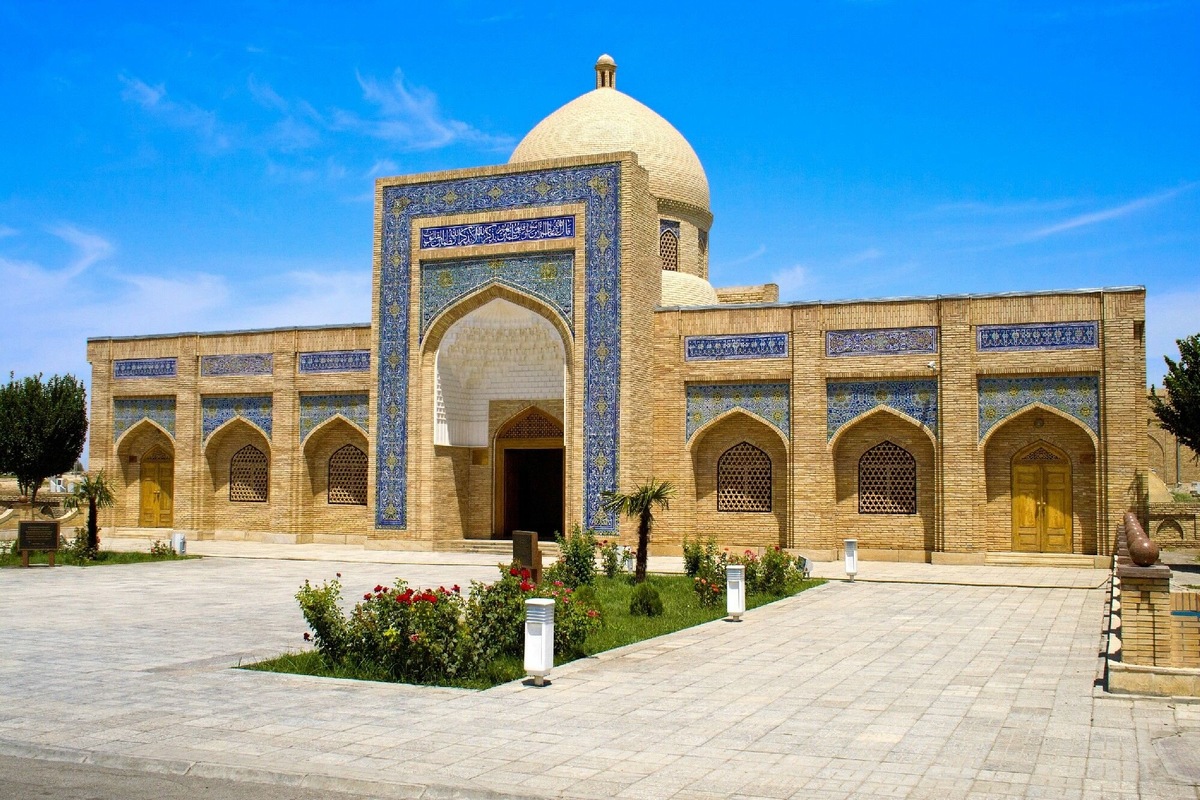    Самое большое здание в комплексе — суфийская обитель «ханака». На входной двери мавзолея написан рубай (четверостишие) шрифтом Насталик, который также известен как «персидское письмо».