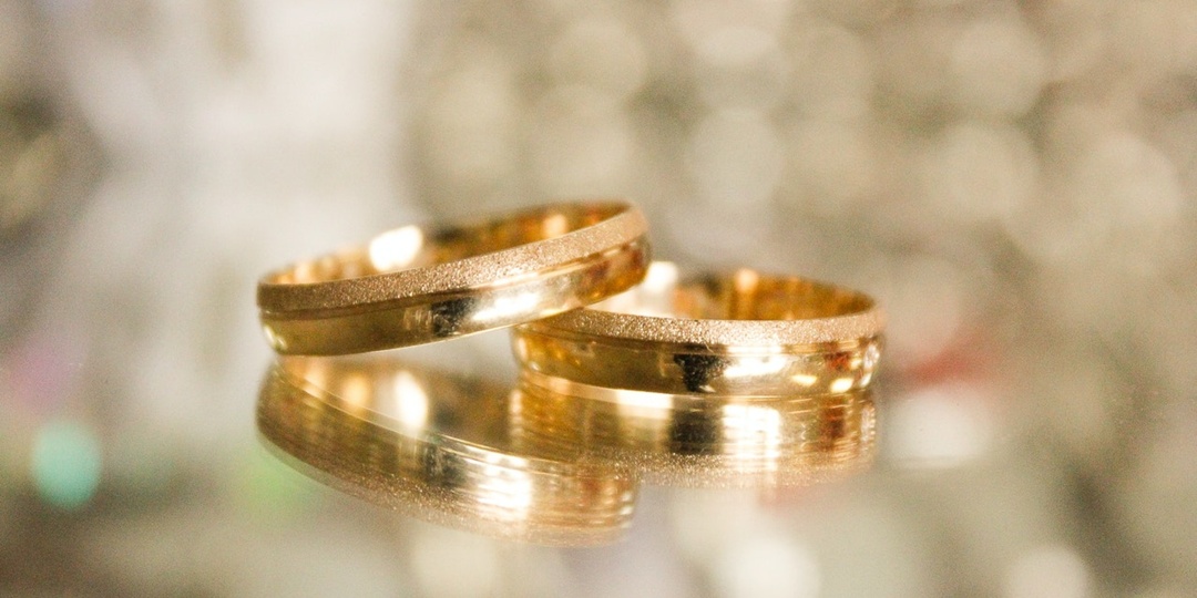 Женатым парам предлагают провести бесплатную юбилейную церемонию в ЗАГСах Петербурга