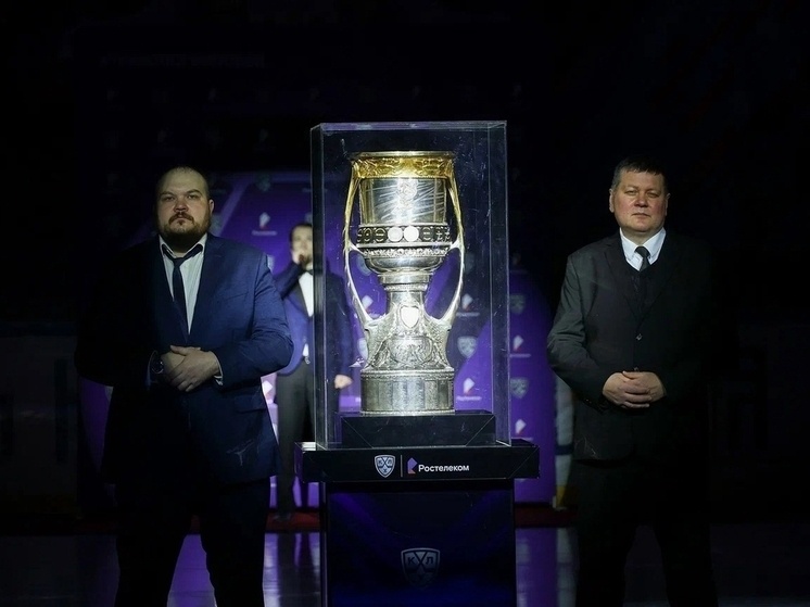     В фойе Ледового дворца можно было увидеть Кубок Гагарина. фото из телеграм-канала губернатора Новгородской области Александра Дронова