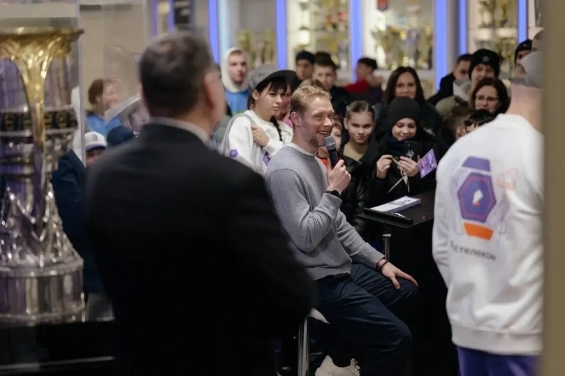     Сергей Андронов провел в Ледовом дворце мастер-класс для юных спортсменов. фото из телеграм-канала губернатора Новгородской области Александра Дронова