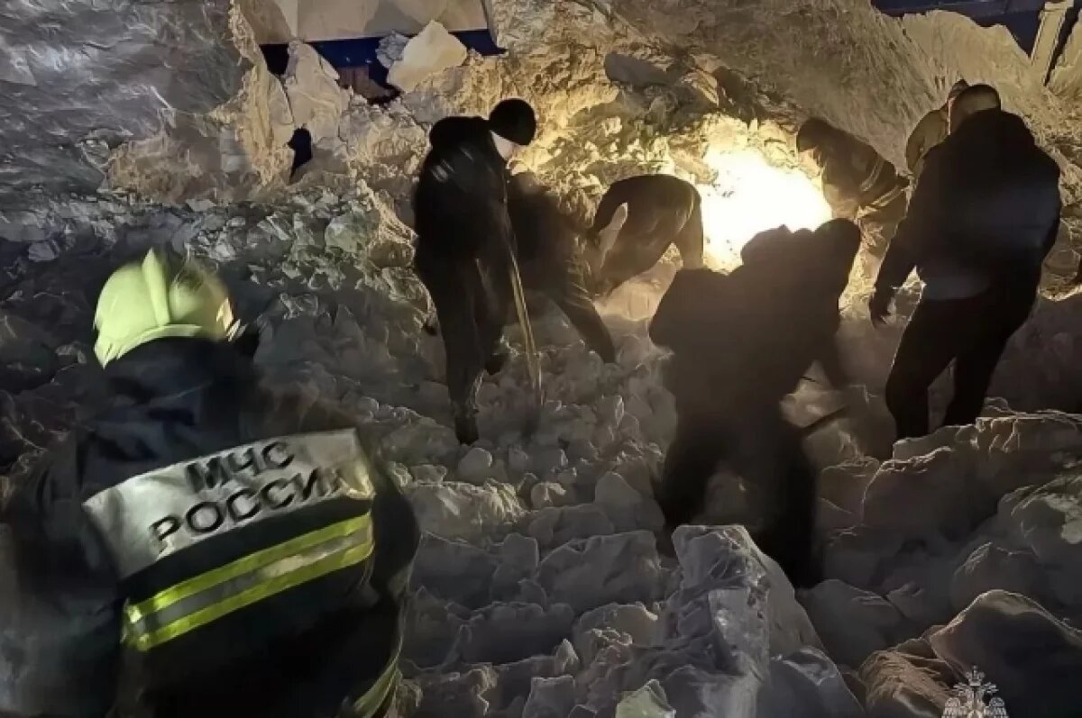    Подросток погиб при сходе снега с крыши хоккейного корта в ХМАО