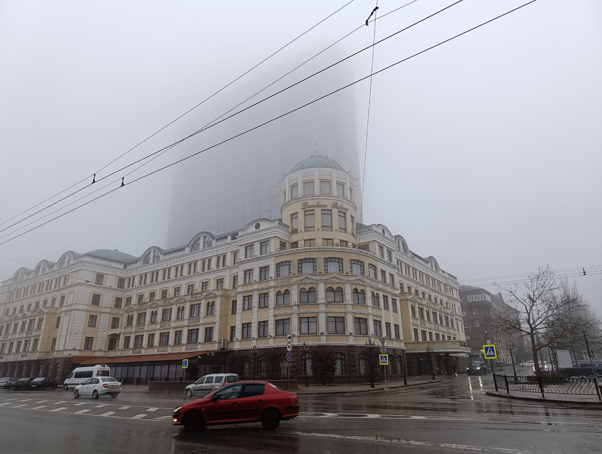 Гостиница "Donbass Palace" и бизнес - центр "Пушкинский", который скрывается в тумане.