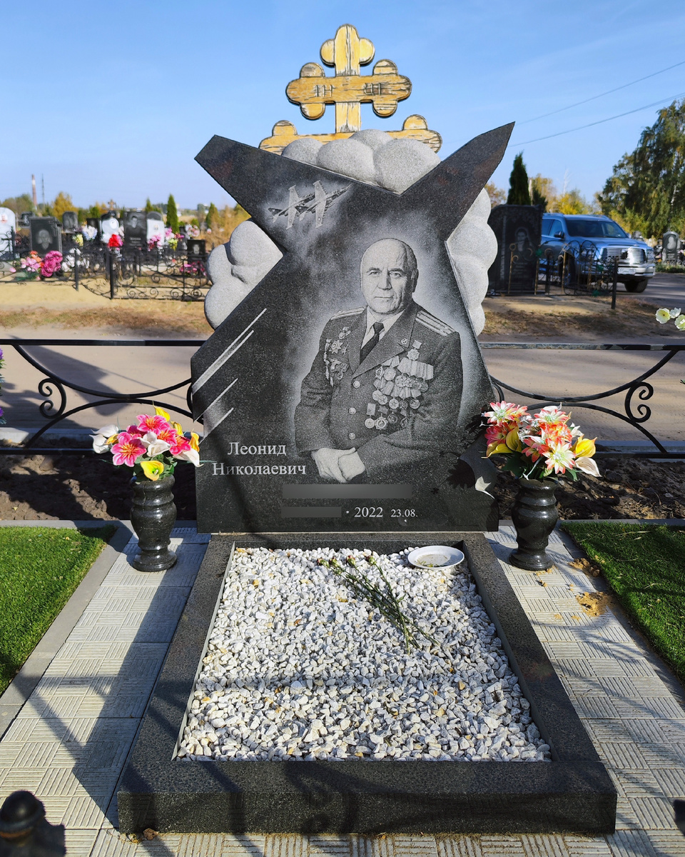 2. Памятник летчику-испытателю 