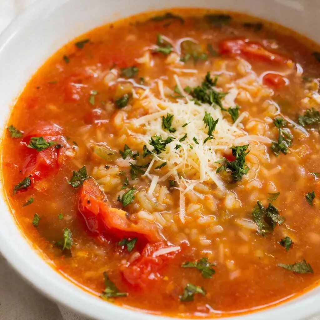 Согревающая классика: идеальный рецепт рисового супа с помидорами.