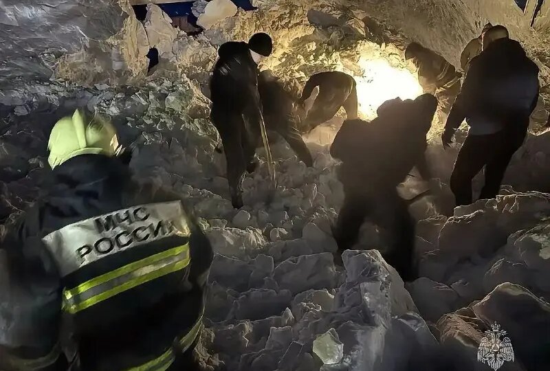 Подростка насмерть завалило снегом с крыши в ХМАО