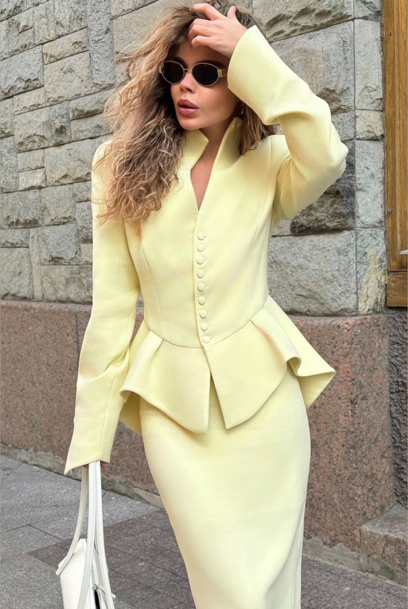 Светло-жёлтый цвет - один из главных модных трендов этого сезона. Определенно в 2026 году он стал неотъемлемой частью современного гардероба.