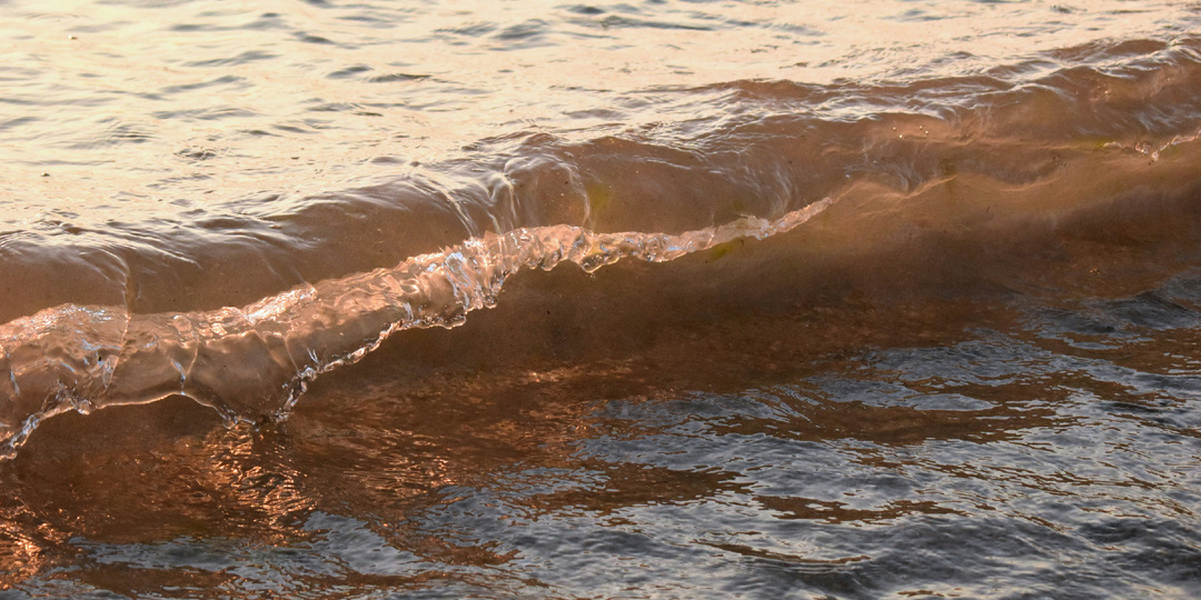 Фрагменты мазута вновь обнаружены на пляже Анапы. Повлияет ли это на летний сезон?