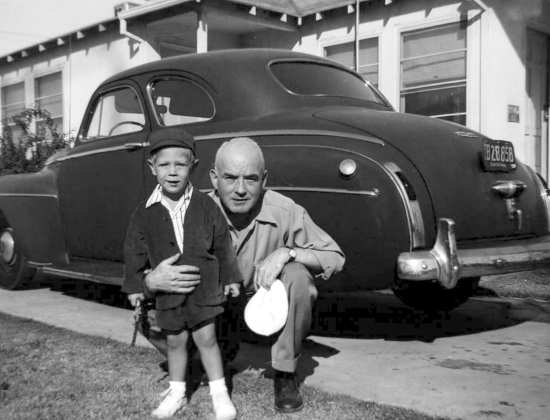 Единственное детское фото Криса (слева). Справа — его отчим