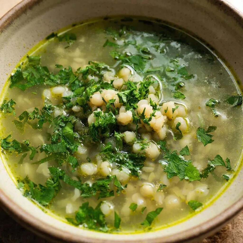 Возвращение в детство: готовим ароматный щавелевый суп с перловкой.