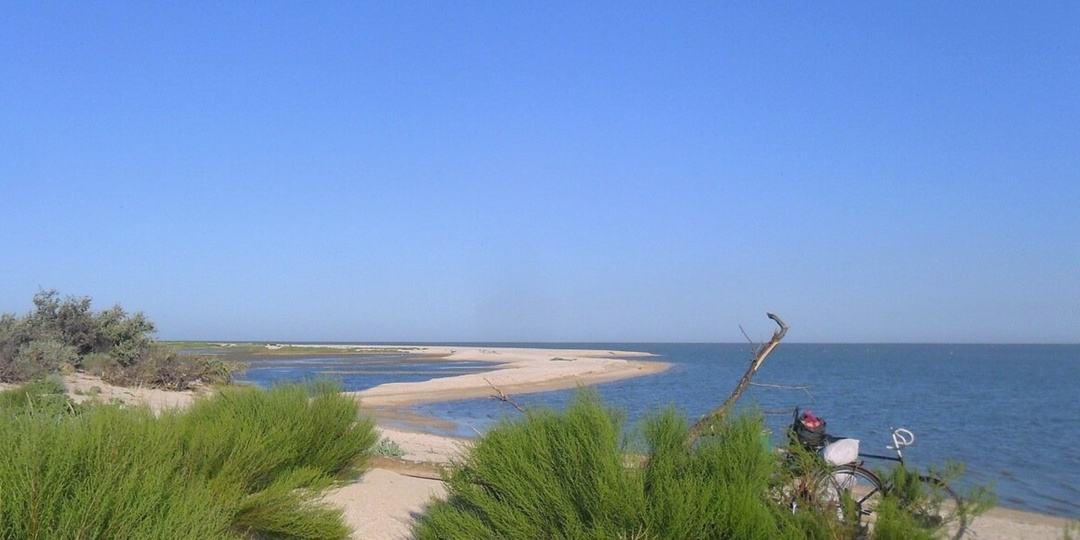 Веселовка в Краснодарском крае. Побережье тянется вдоль лимана и уходит к песчаным косам.