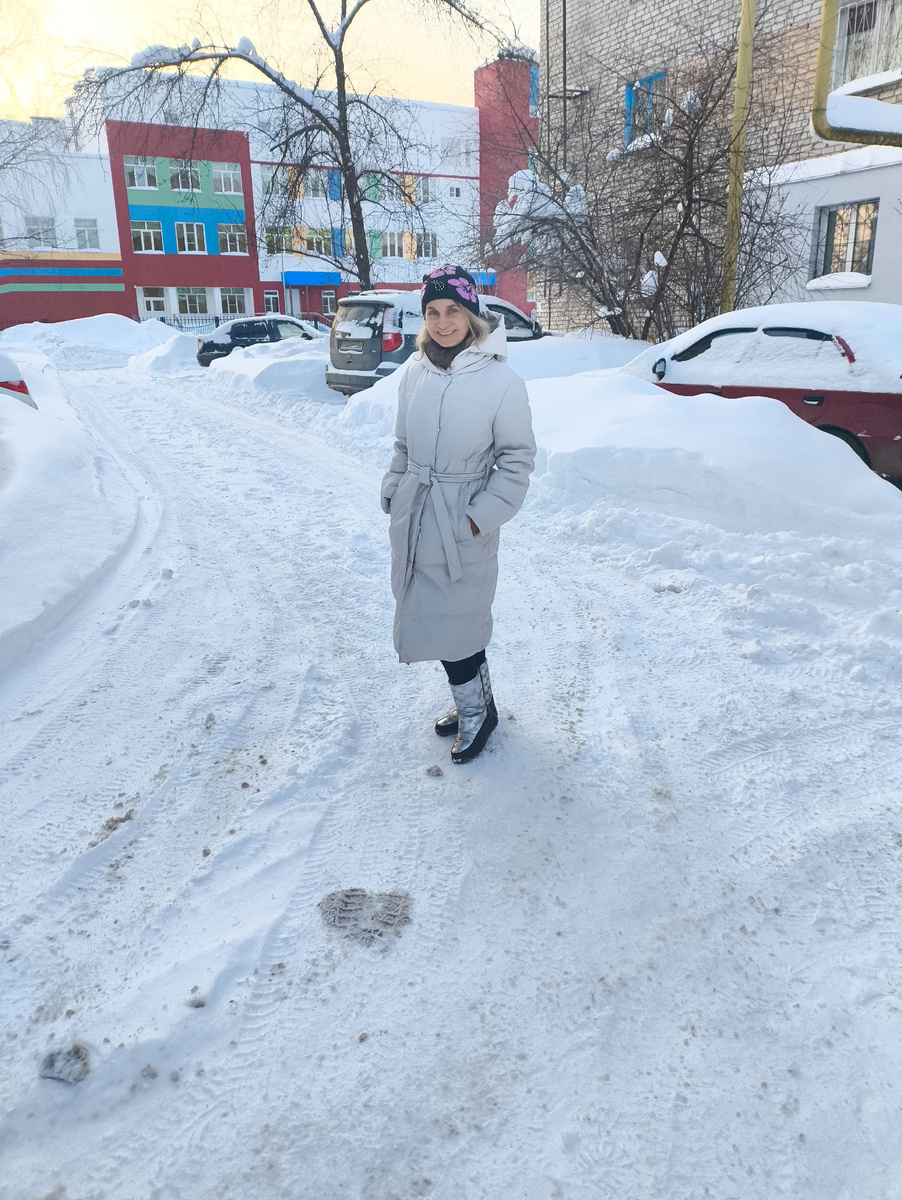 Около школы. 