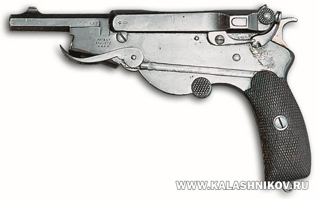 Пистолет Bergmann обр. 1896 г. № 2, «старая модель», ранний выпуск. Калибр 5 мм. Принцип работы автоматики – свободный затвор. Общая длина 175 мм. Длина ствола 89 мм. Масса без патронов 470 г. Вместимость магазина 5 патронов. Заряжание пачечное. Пачку можно было оставить внутри магазина или вынуть через прорезь крышки, потянув за кольцо, которое оставалось снаружи после того, как крышка магазина закрывалась. Однако без пачки в магазине патроны часто перекашивались при подаче