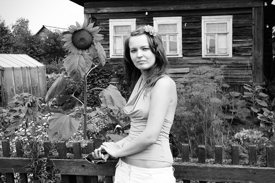 Чудесная девушка с подсолнухом