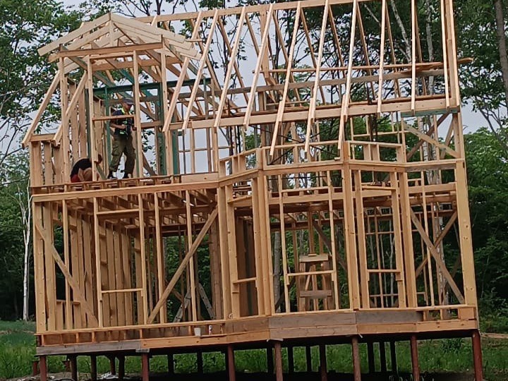 Почему нельзя строить каркасный дом из мокрой доски: эксперты объясняют