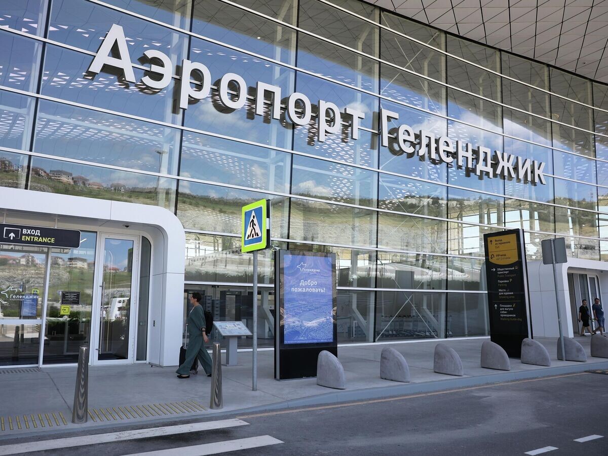    Вход в здание аэропорта Геленджика | © РИА Новости / Виталий Тимкив