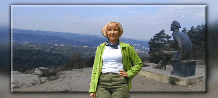 Красное Солнышко и М.Ю.Лермонтов - вот в этой компании я и люблю встречать рассвет, когда отдыхаю в Кисловодске. Жаль, Эльбрус закрыт облаками.