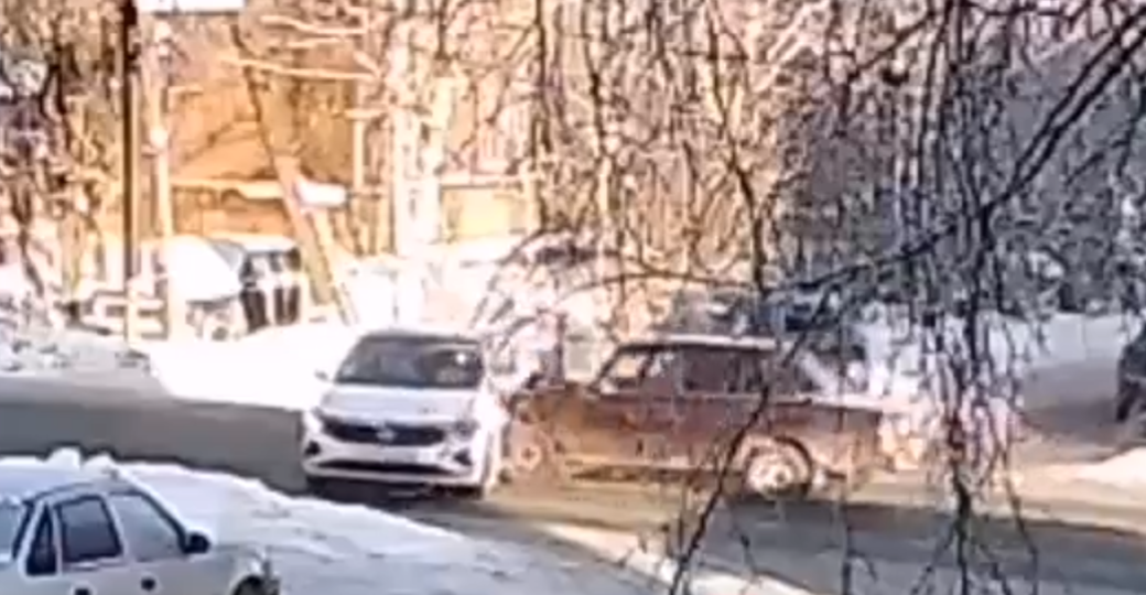 Два автомобиля жестко столкнулись в Петрозаводске