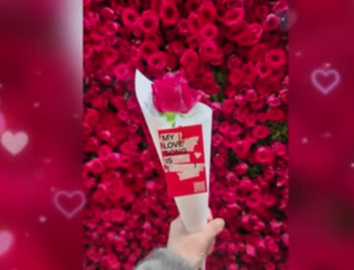 Каждому по розочке с секретиком. 