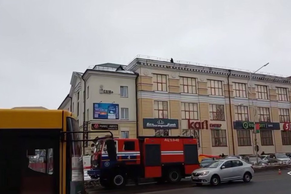    Мужчина забрался на крышу ТЦ в Молодечно, а спускать его оттуда пришлось спасателям. Фото: МЧС Беларуси Кадр видео
